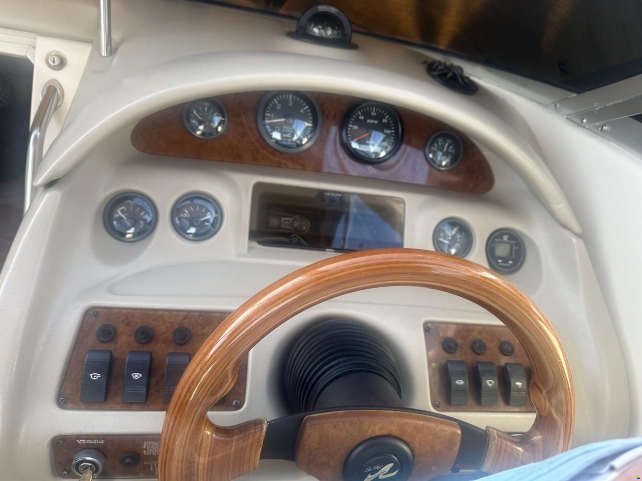 Sea Ray 220 Signature Select Overnighter