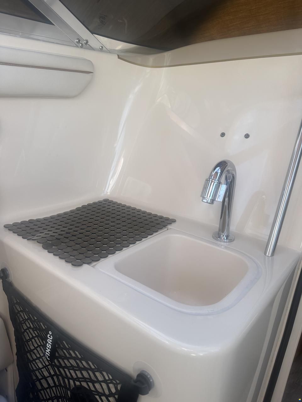 Sea Ray 220 Signature Select Overnighter