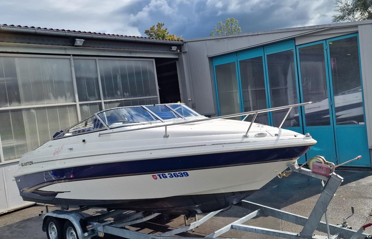 Glastron Motorschiff
