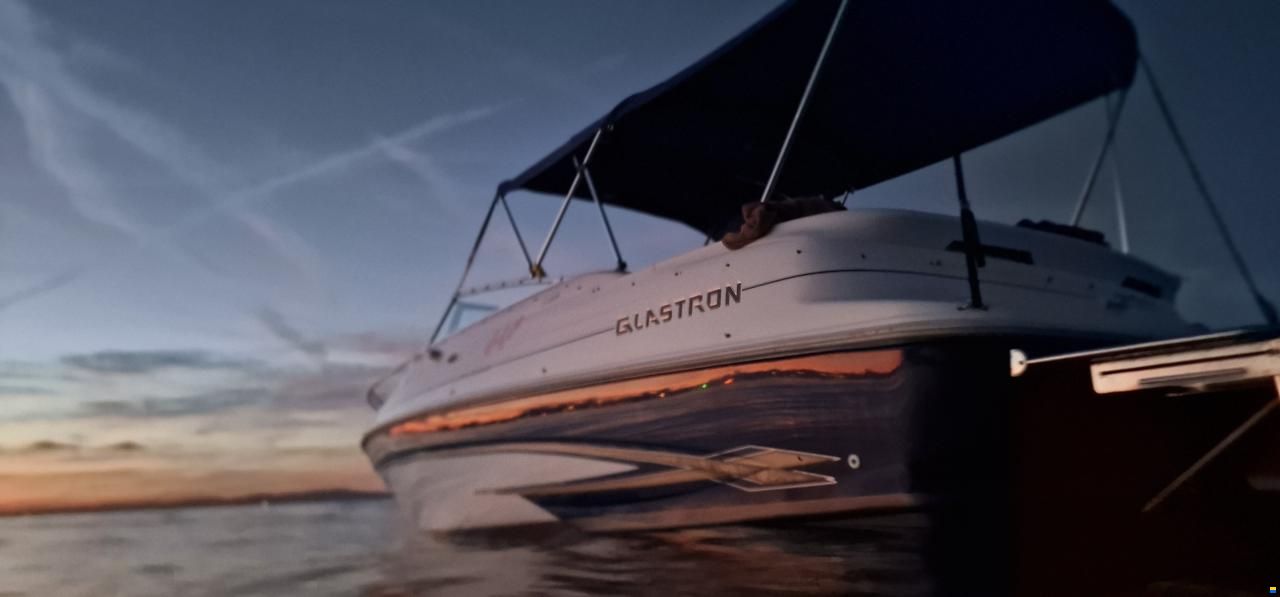 Glastron Motorschiff