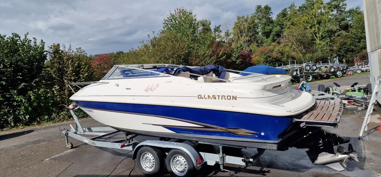 Glastron Motorschiff