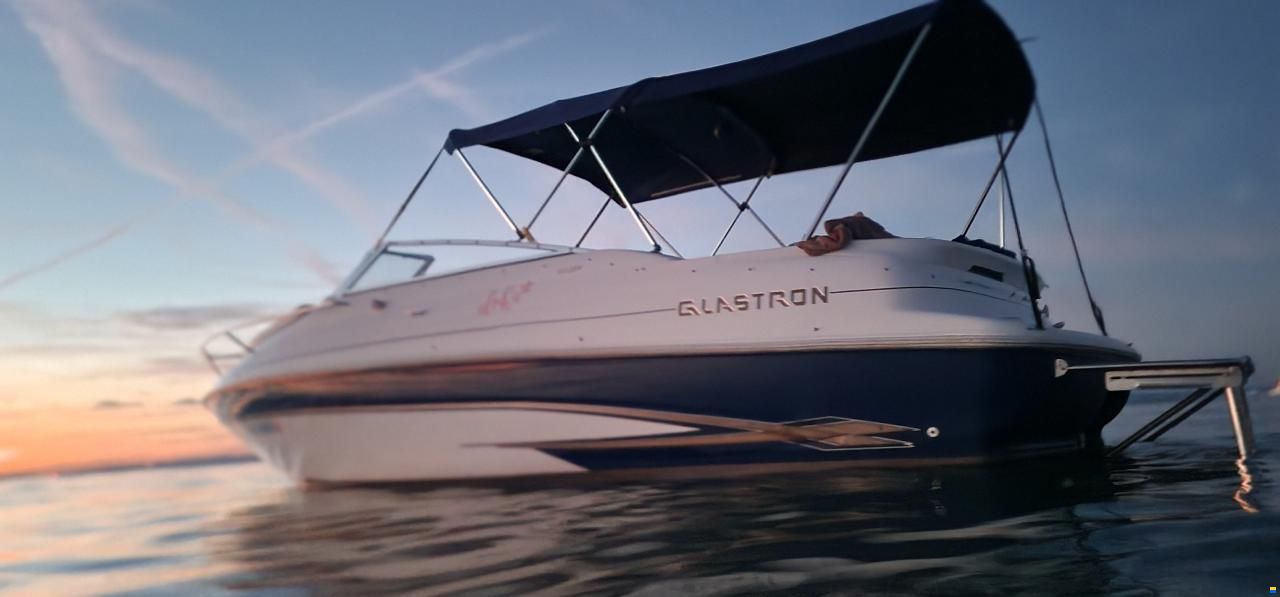 Glastron Motorschiff