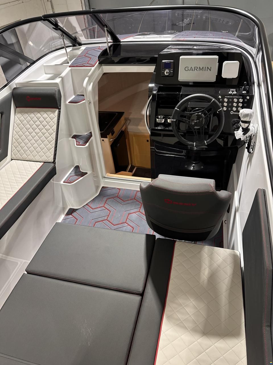 Massiv Boats Cabin 695