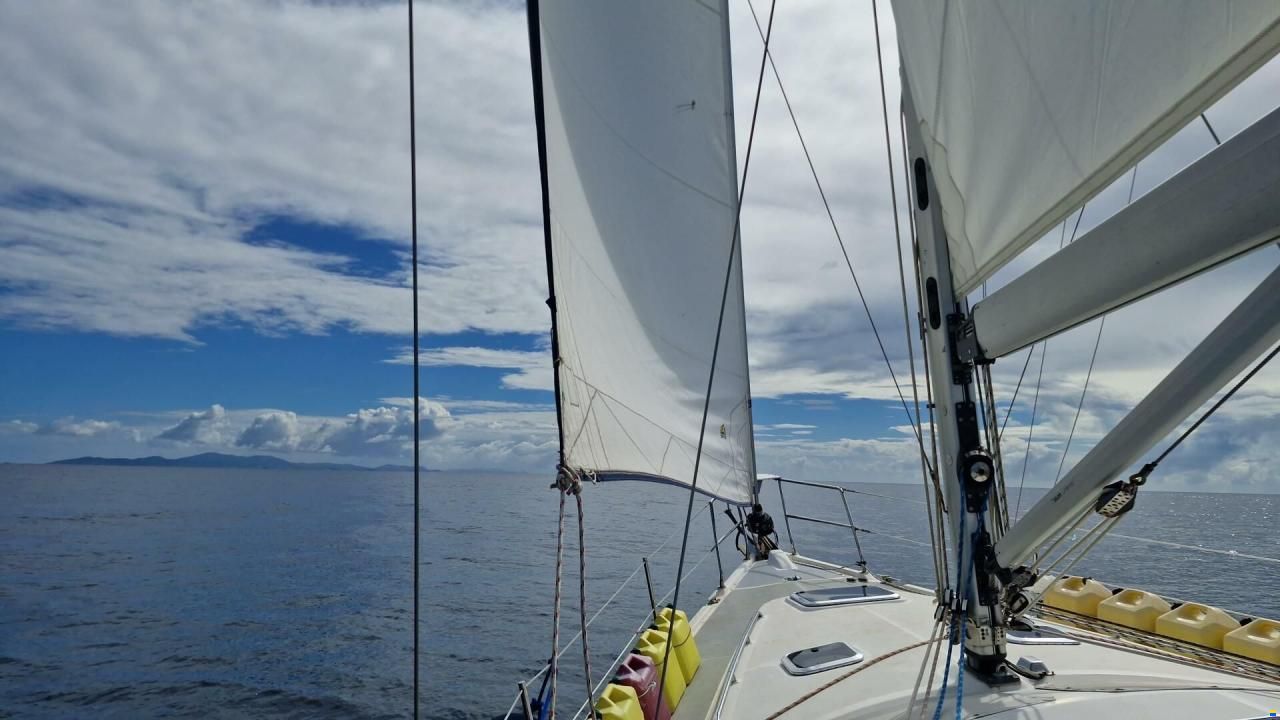 Hunter Marine 44 Aft Cockpit