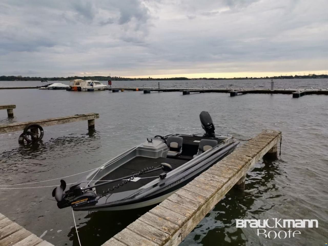 Stratos Boats 355 V