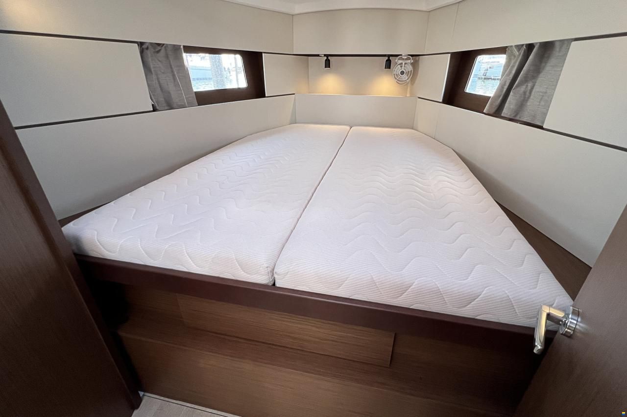 Beneteau Oceanis 38.1