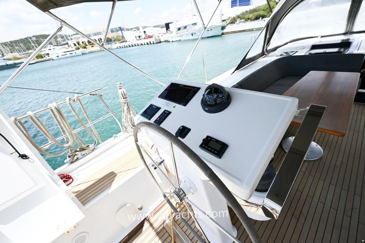 Hanse 548