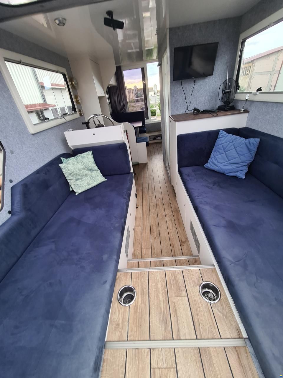 CaravanBoat