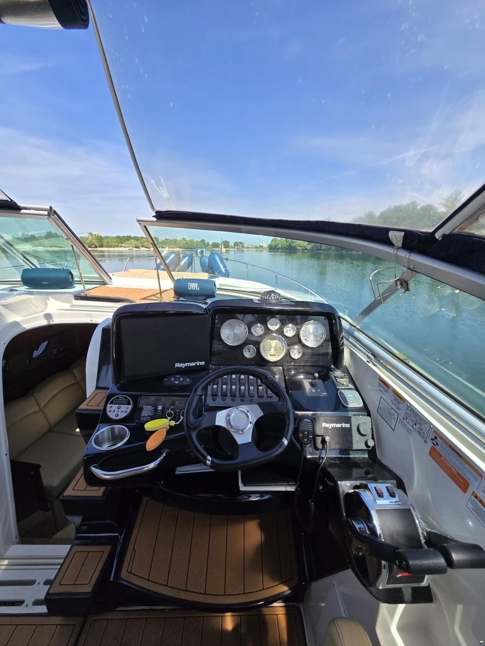Rinker 310 Express Cruiser