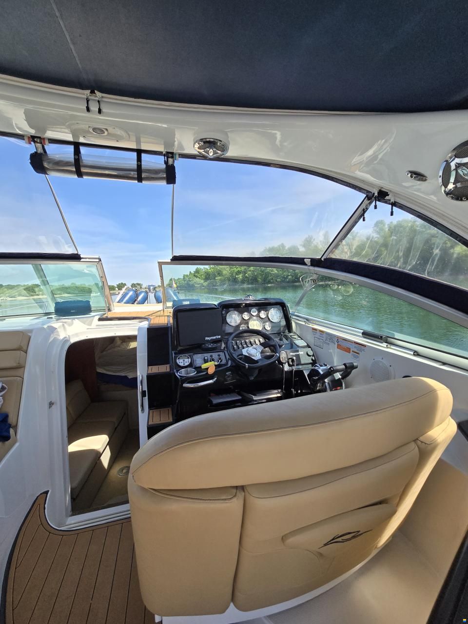 Rinker 310 Express Cruiser
