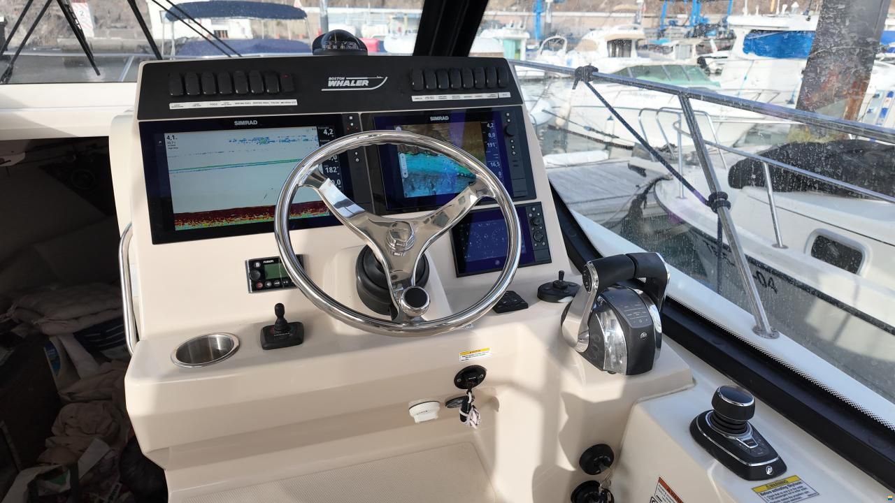 Boston Whaler Conquest 325