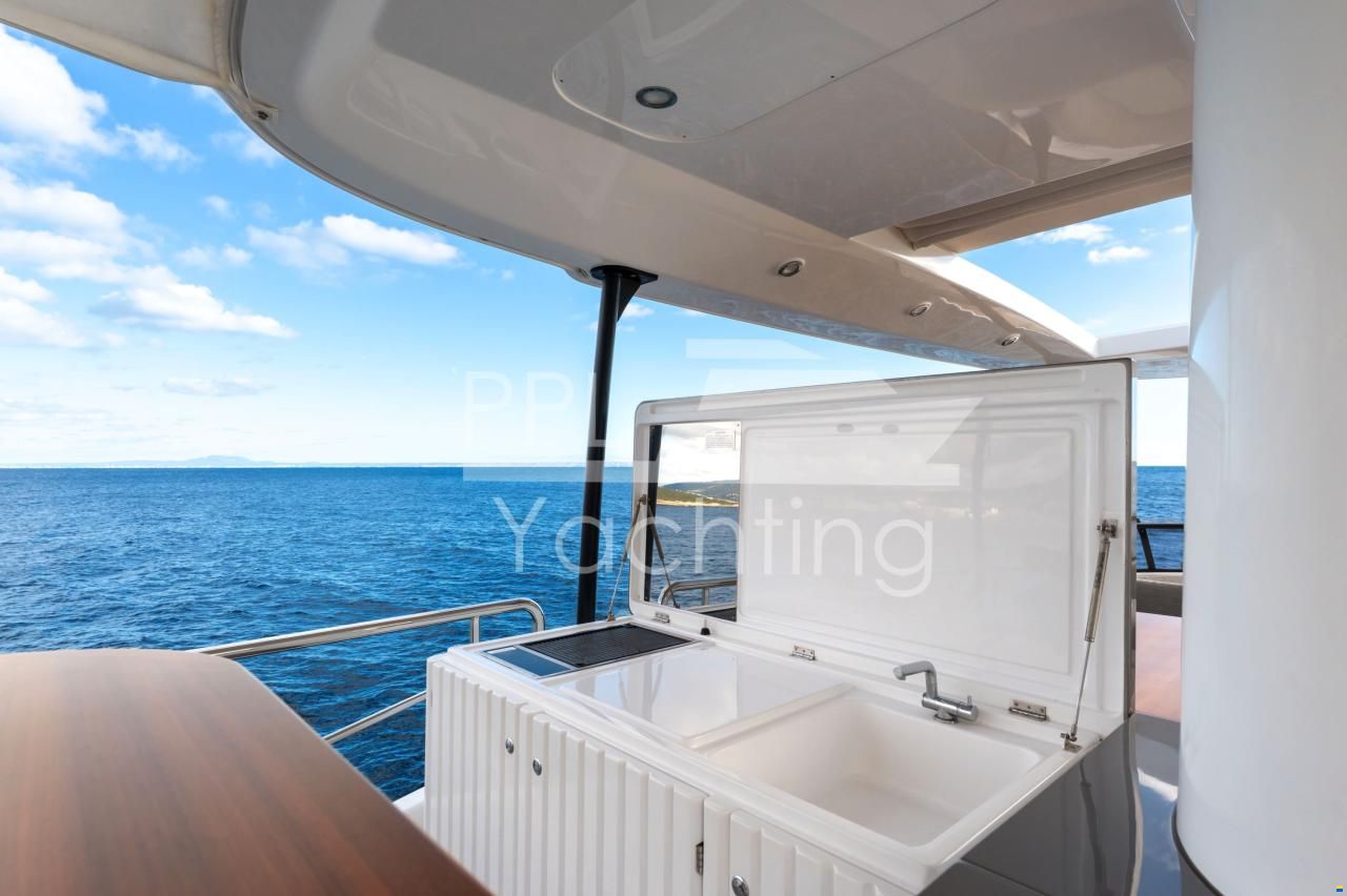 Azimut Magellano 66