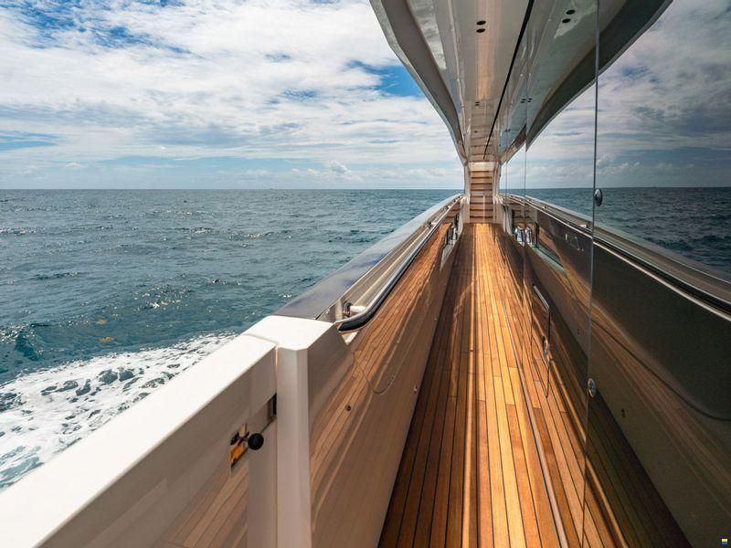 Sunseeker 100 Yacht