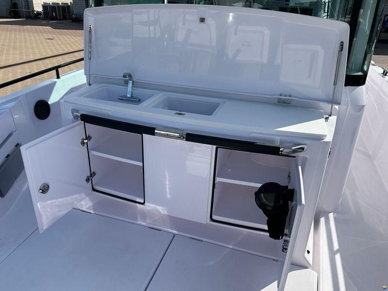 Axopar 37XC Cross Cabin