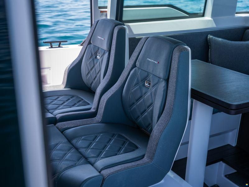 Axopar 37XC Cross Cabin