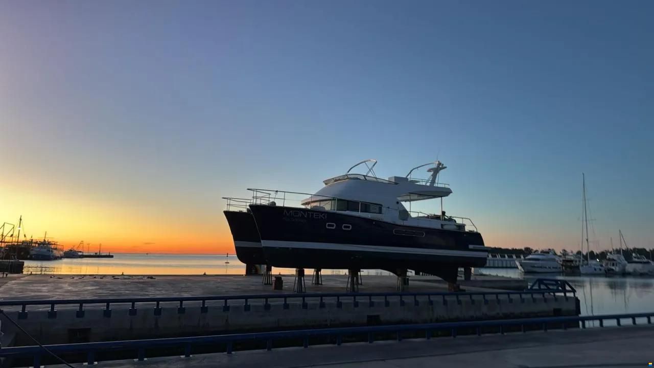 Lagoon Power 44