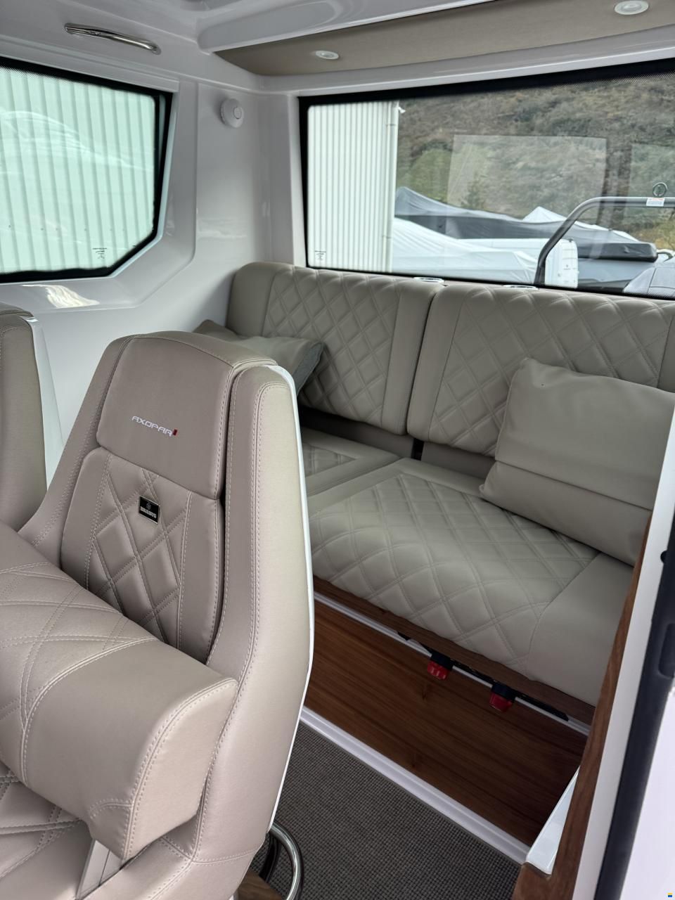 Axopar 28 Cabin