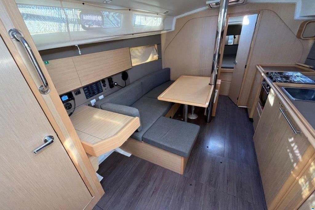 Beneteau Oceanis 38