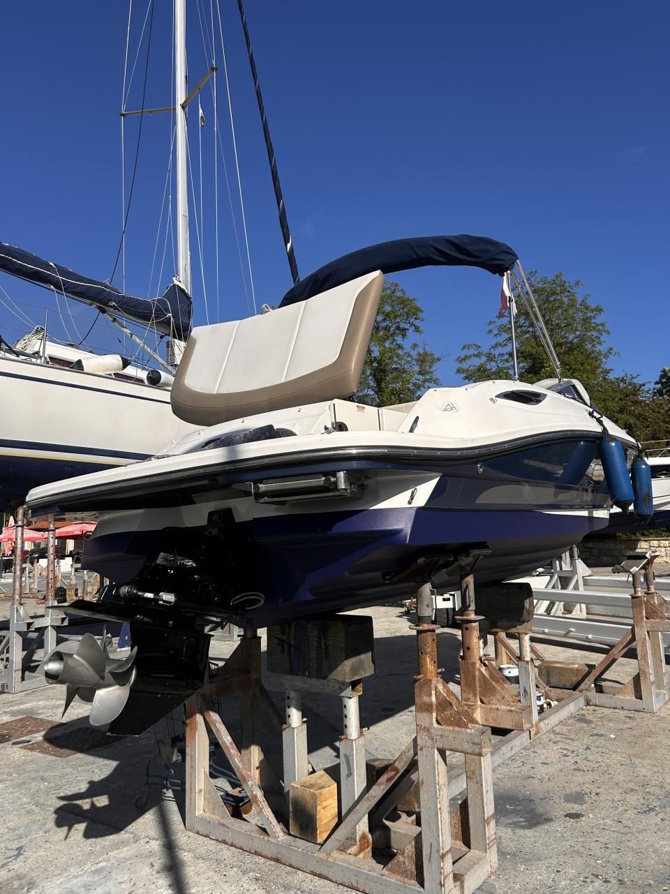 Sea Ray SLX 210