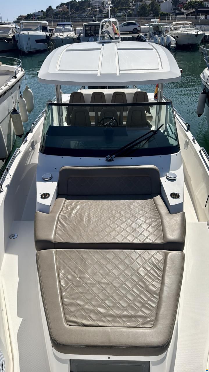 Axopar 37 T-Top
