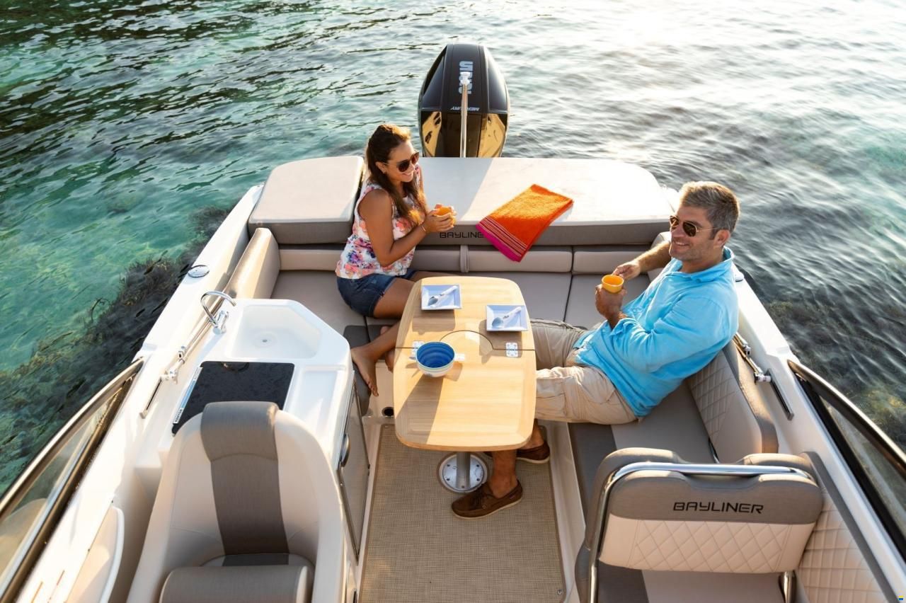 Bayliner VR6 CUDDY OB