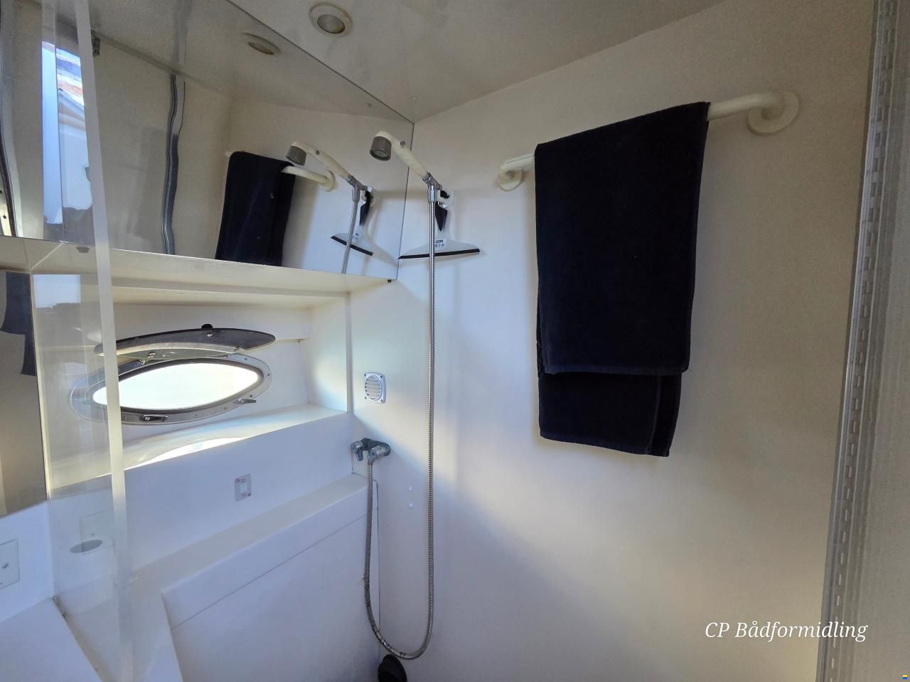 Carver 325 Flybridge Aft Cabin