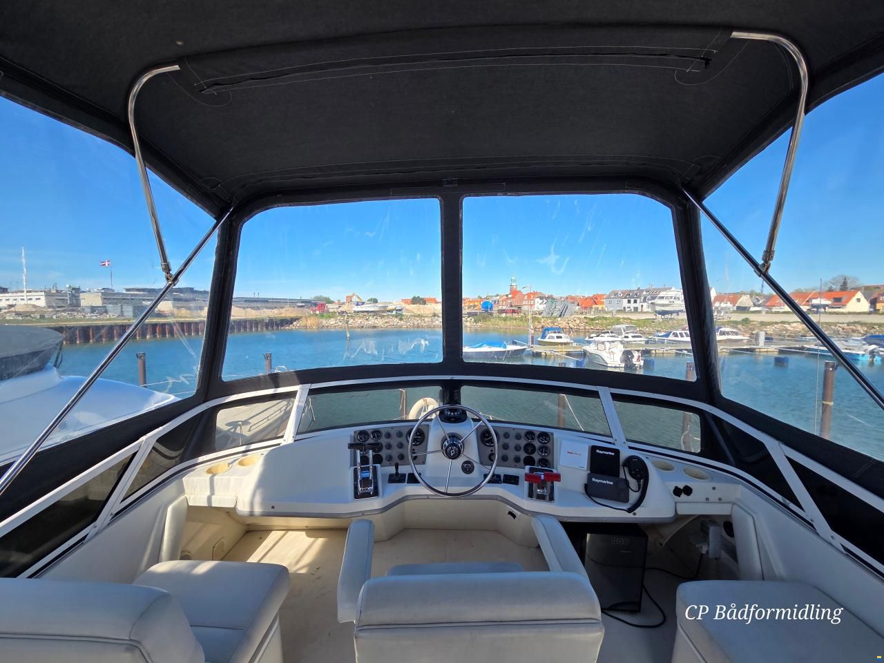 Carver 325 Flybridge Aft Cabin