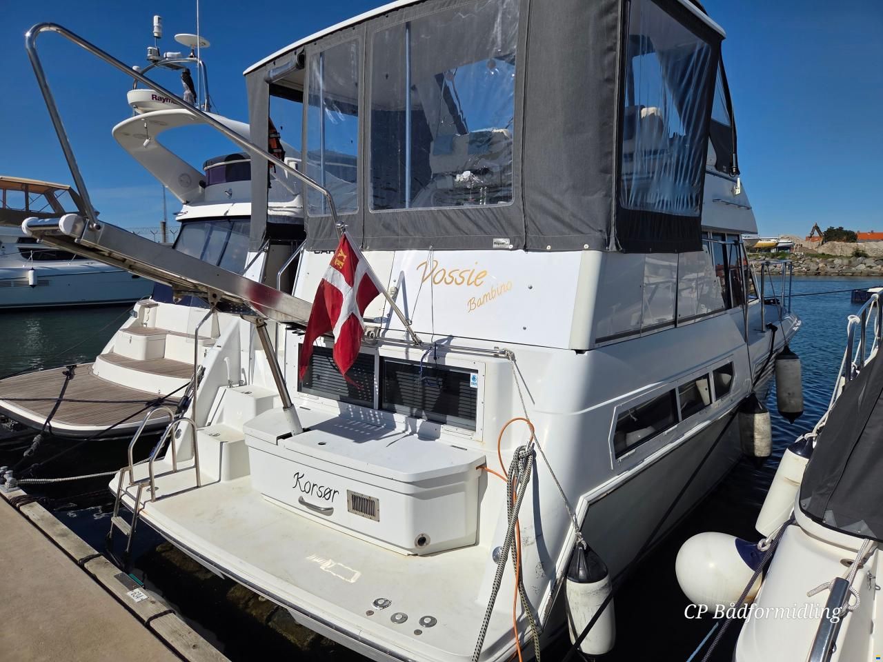 Carver 325 Flybridge Aft Cabin