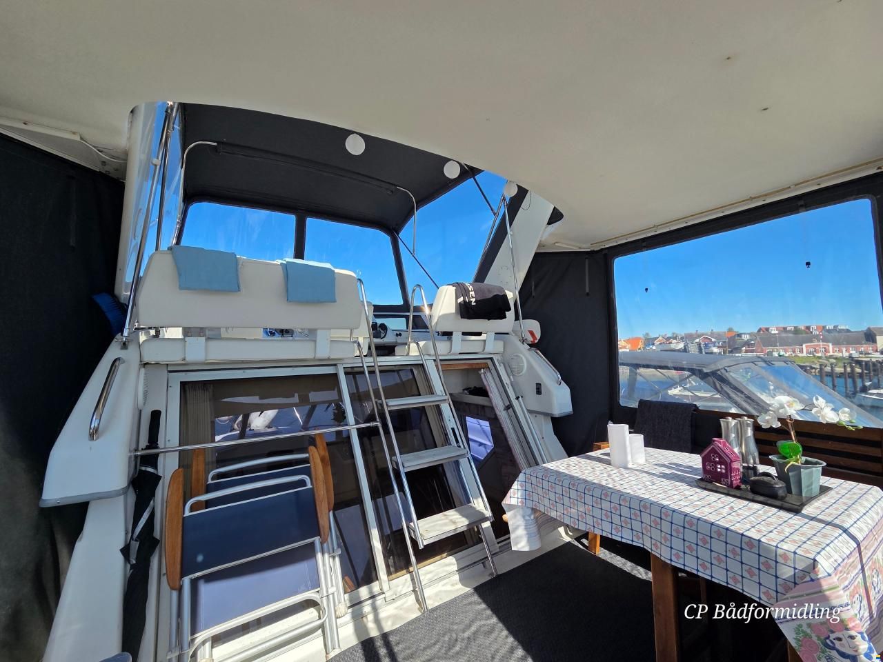 Carver 325 Flybridge Aft Cabin