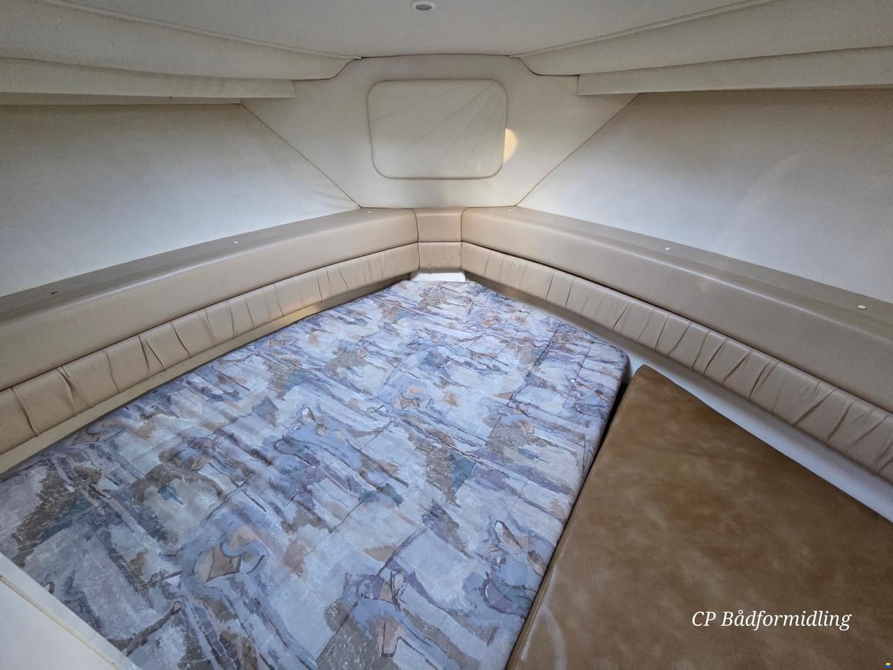 Carver 325 Flybridge Aft Cabin