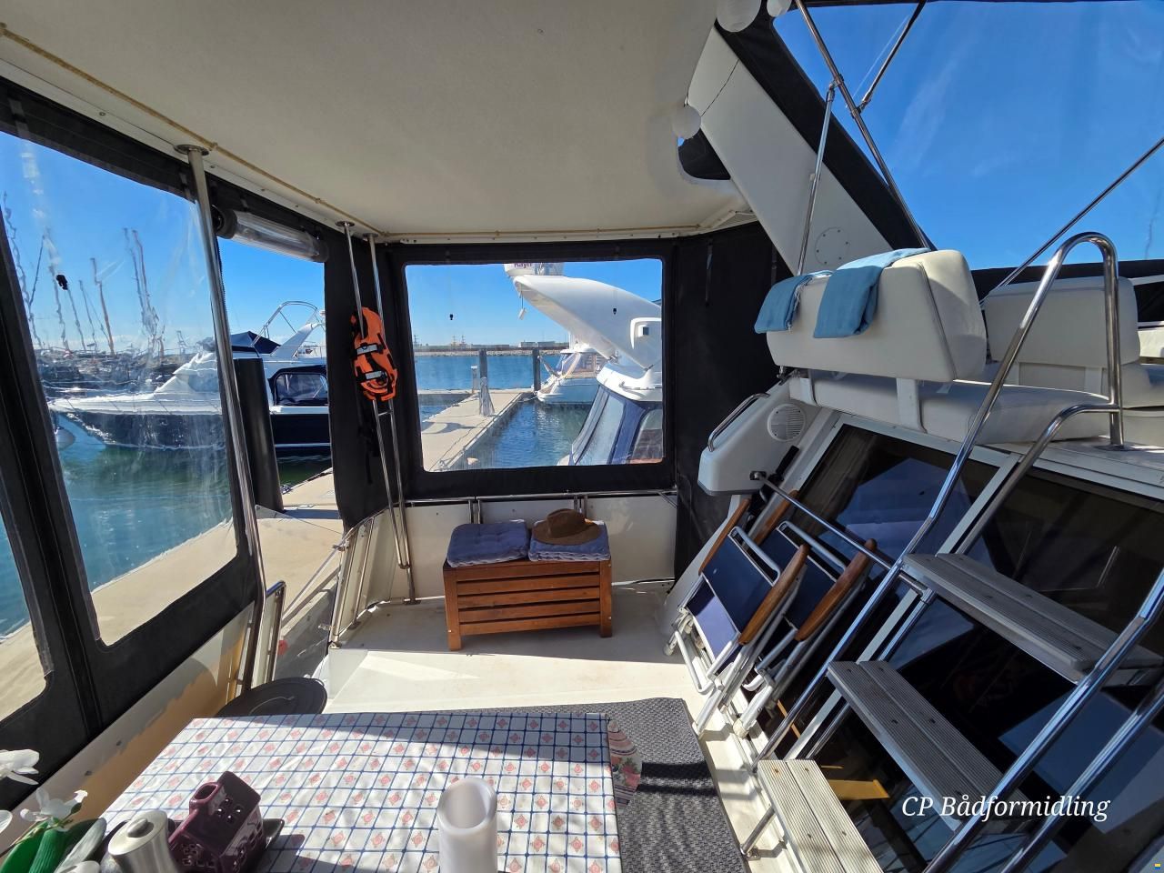 Carver 325 Flybridge Aft Cabin