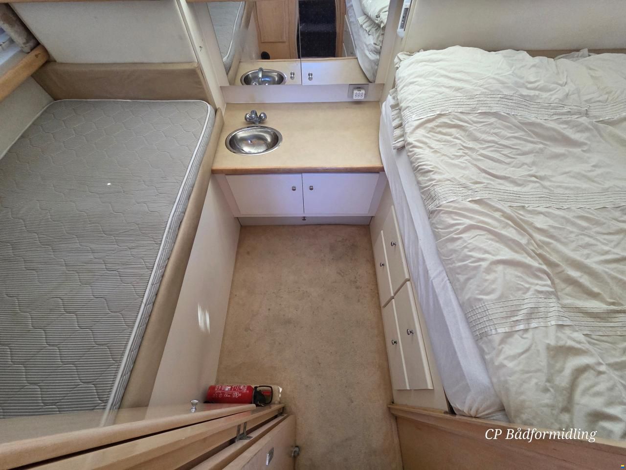 Carver 325 Flybridge Aft Cabin