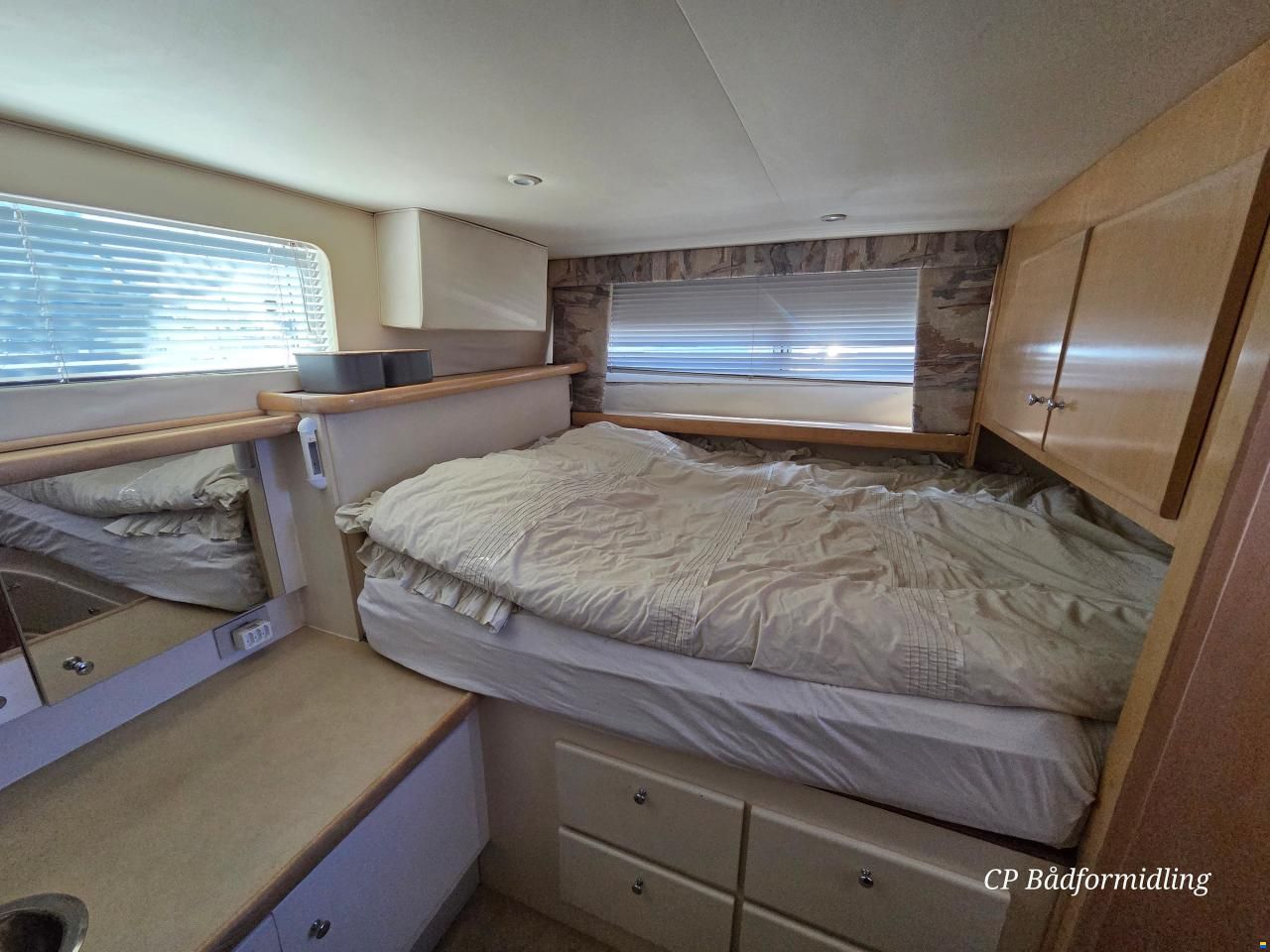 Carver 325 Flybridge Aft Cabin
