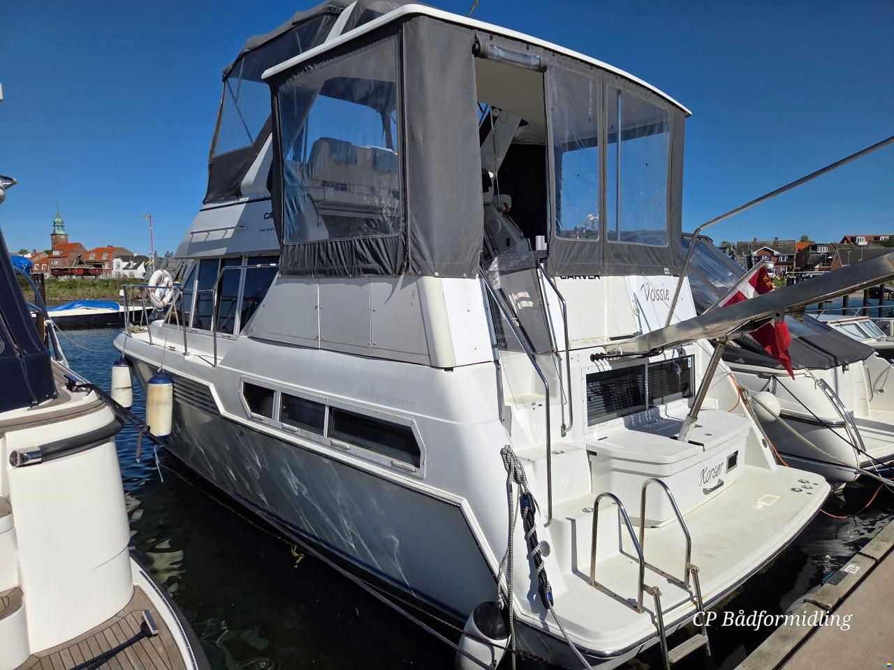 Carver 325 Flybridge Aft Cabin