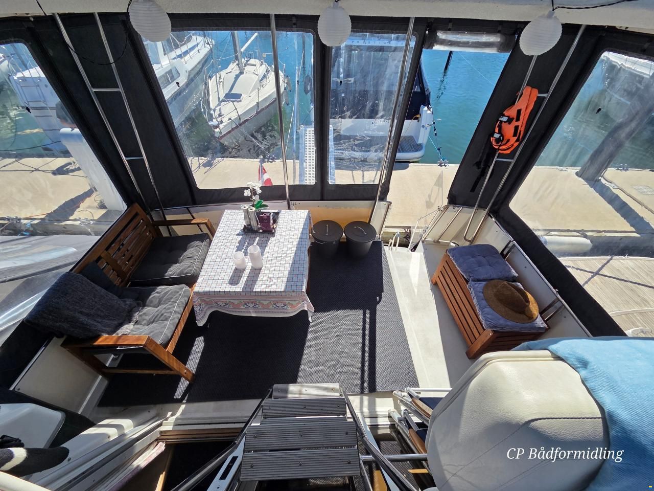 Carver 325 Flybridge Aft Cabin
