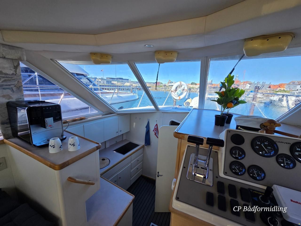 Carver 325 Flybridge Aft Cabin