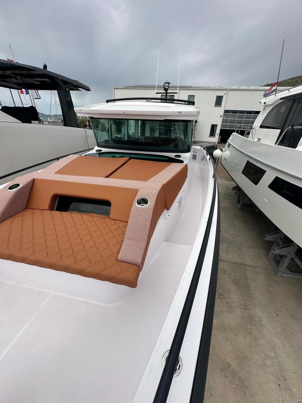 Axopar 37 XC Cross Cabin Brabus