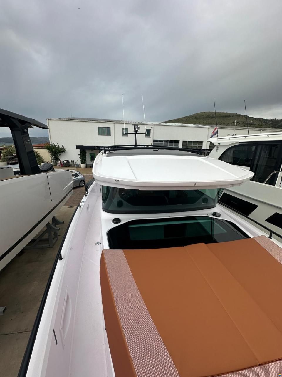 Axopar 37 XC Cross Cabin Brabus