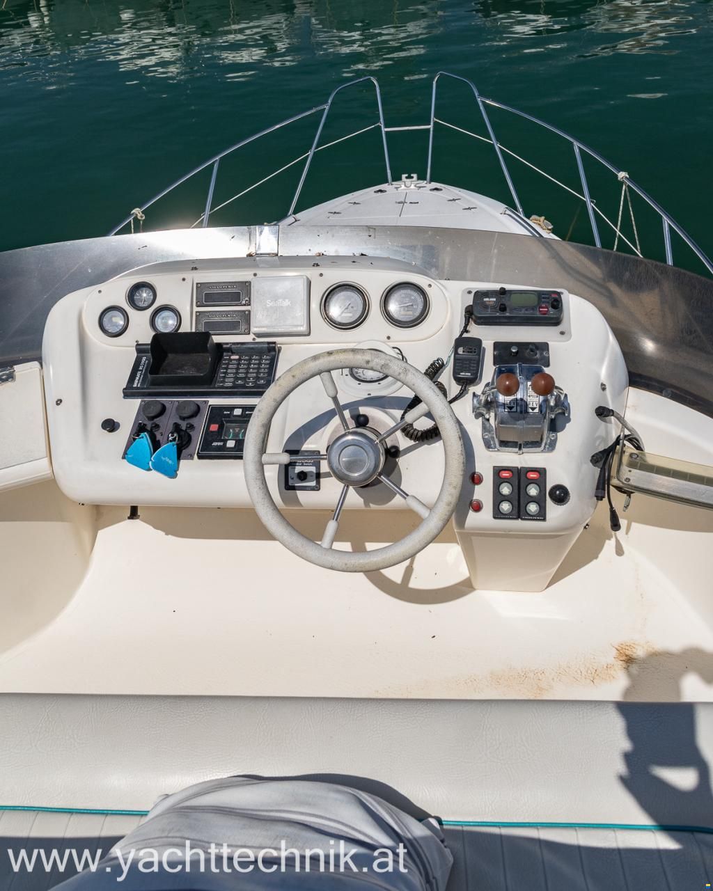 Sealine F33
