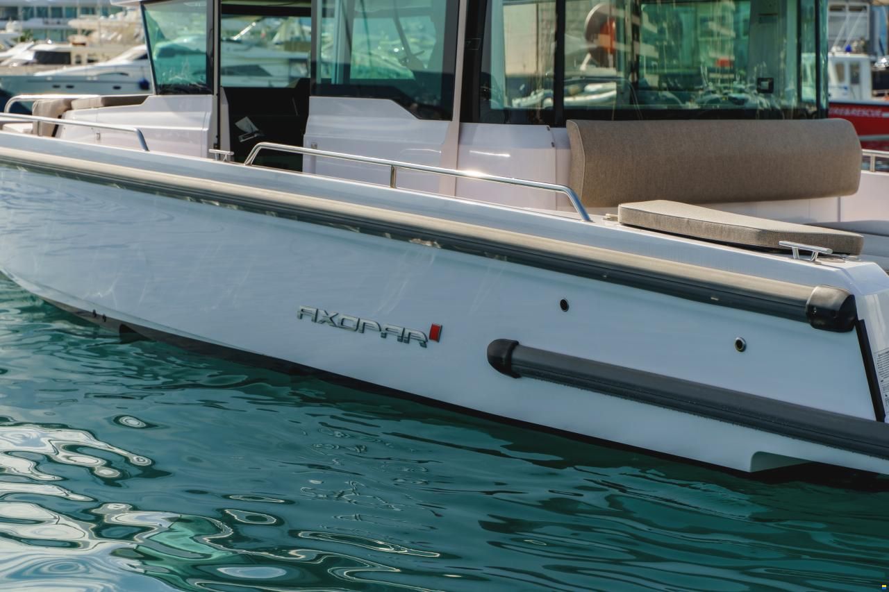 Axopar 37 XC Cross Cabin