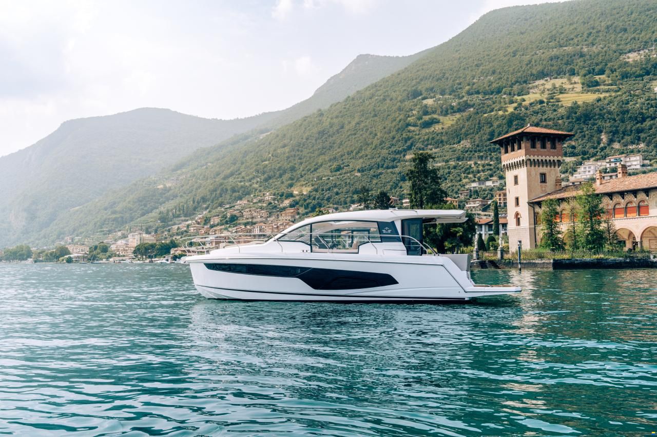 Sealine C335