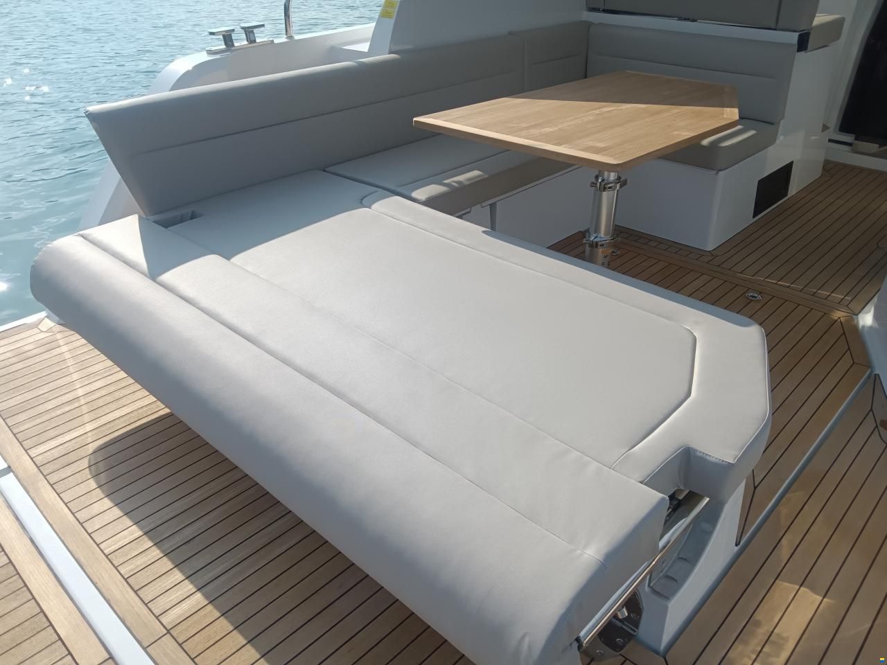 Sealine S335