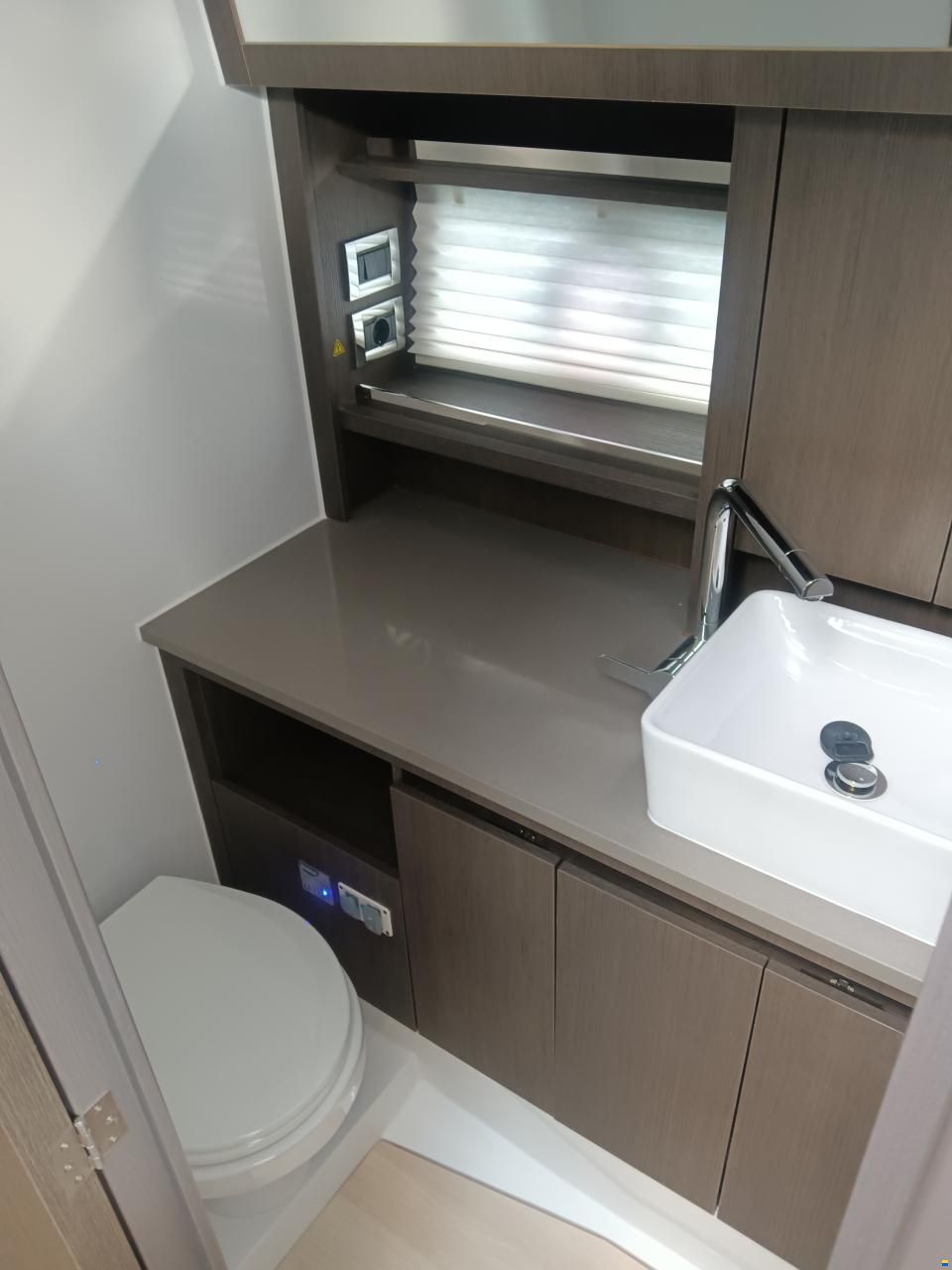 Sealine S335