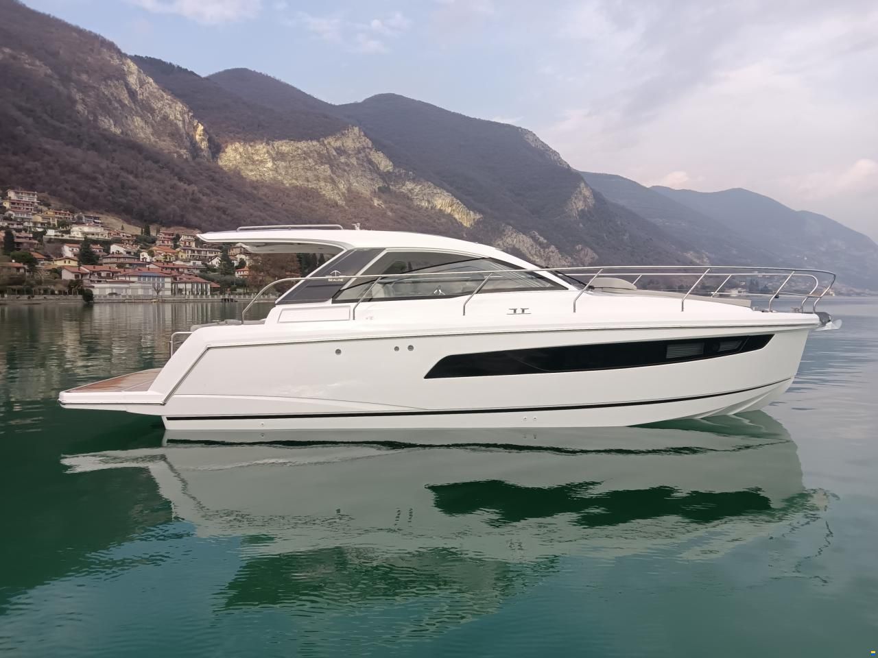 Sealine S335