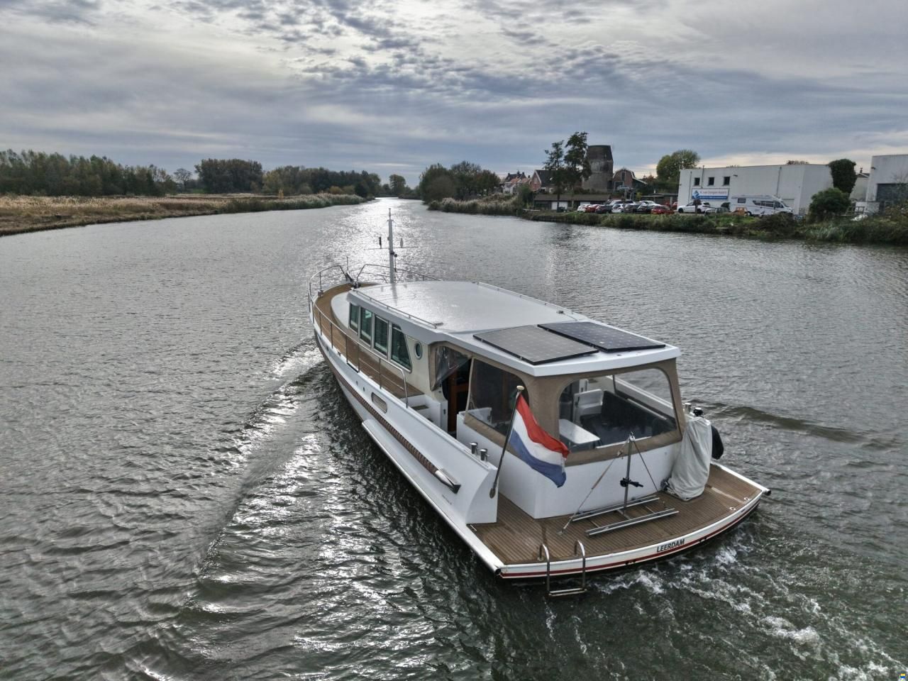 Serious Yachts Gently Low Bridge 45 Sedan