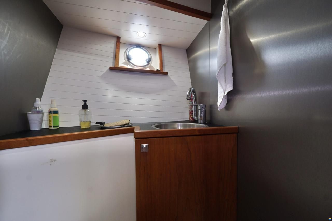 Serious Yachts Gently Low Bridge 45 Sedan
