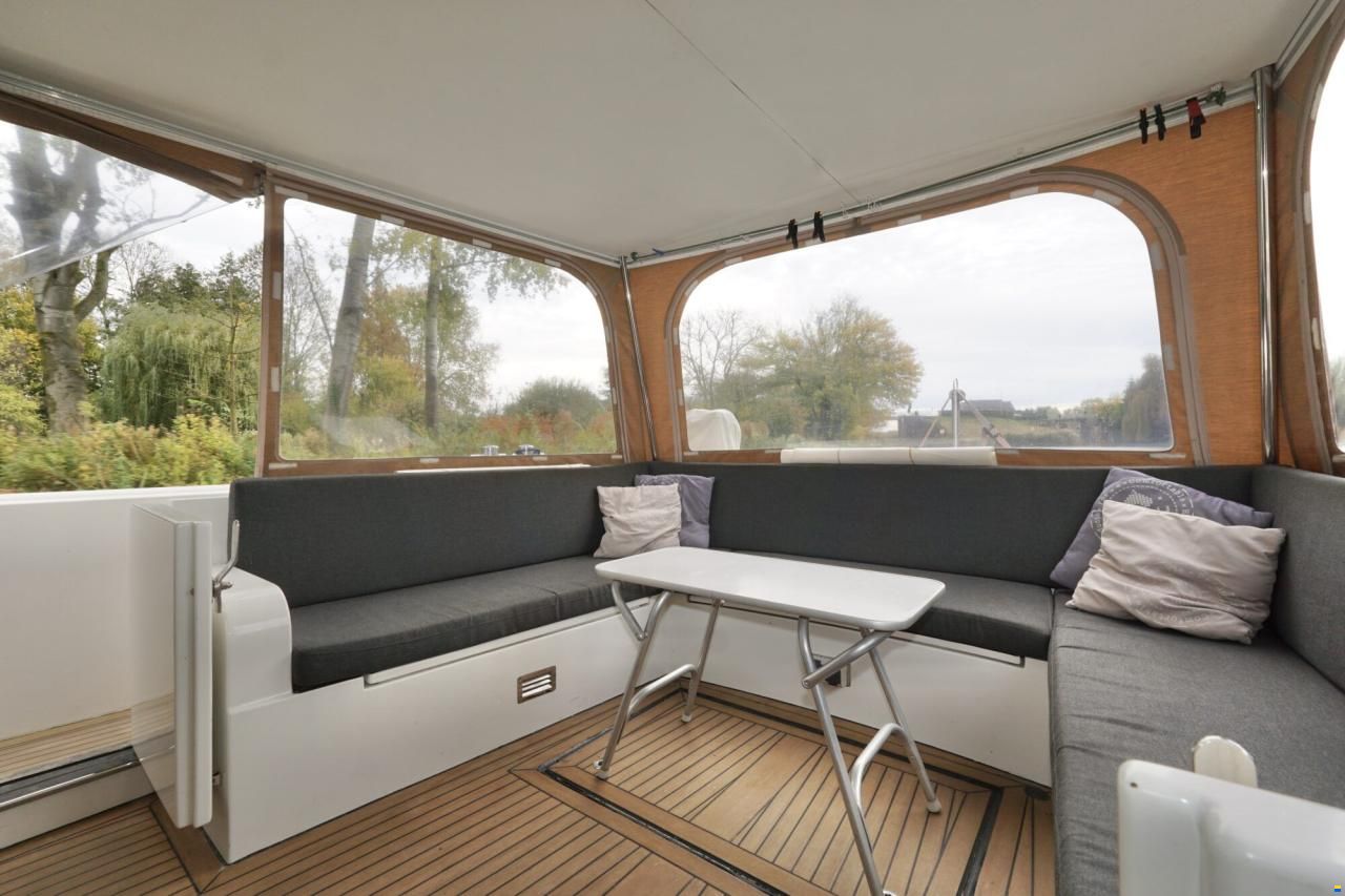 Serious Yachts Gently Low Bridge 45 Sedan