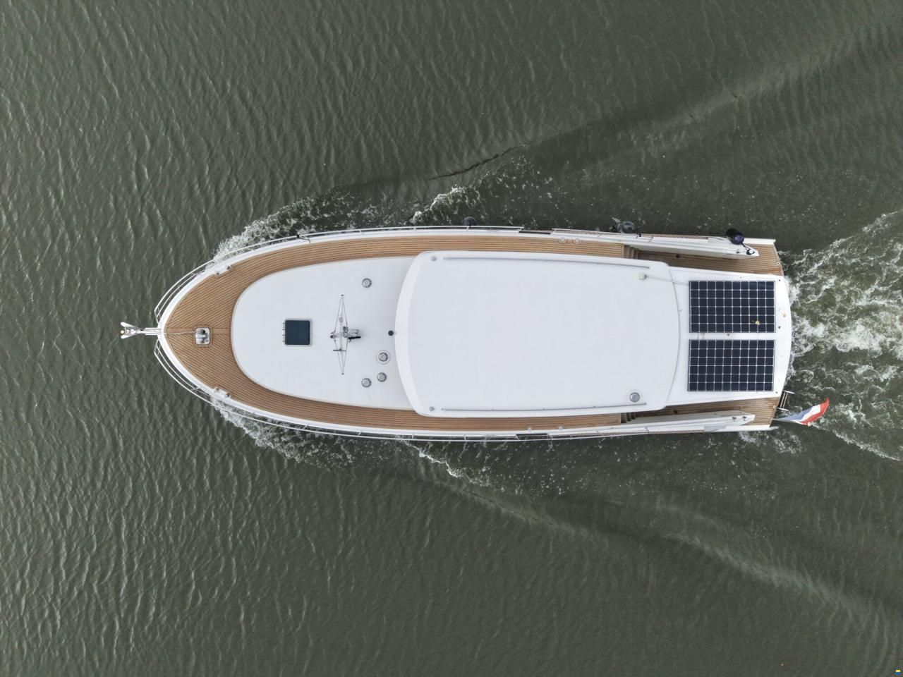 Serious Yachts Gently Low Bridge 45 Sedan