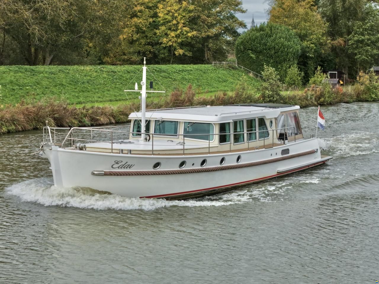 Serious Yachts Gently Low Bridge 45 Sedan