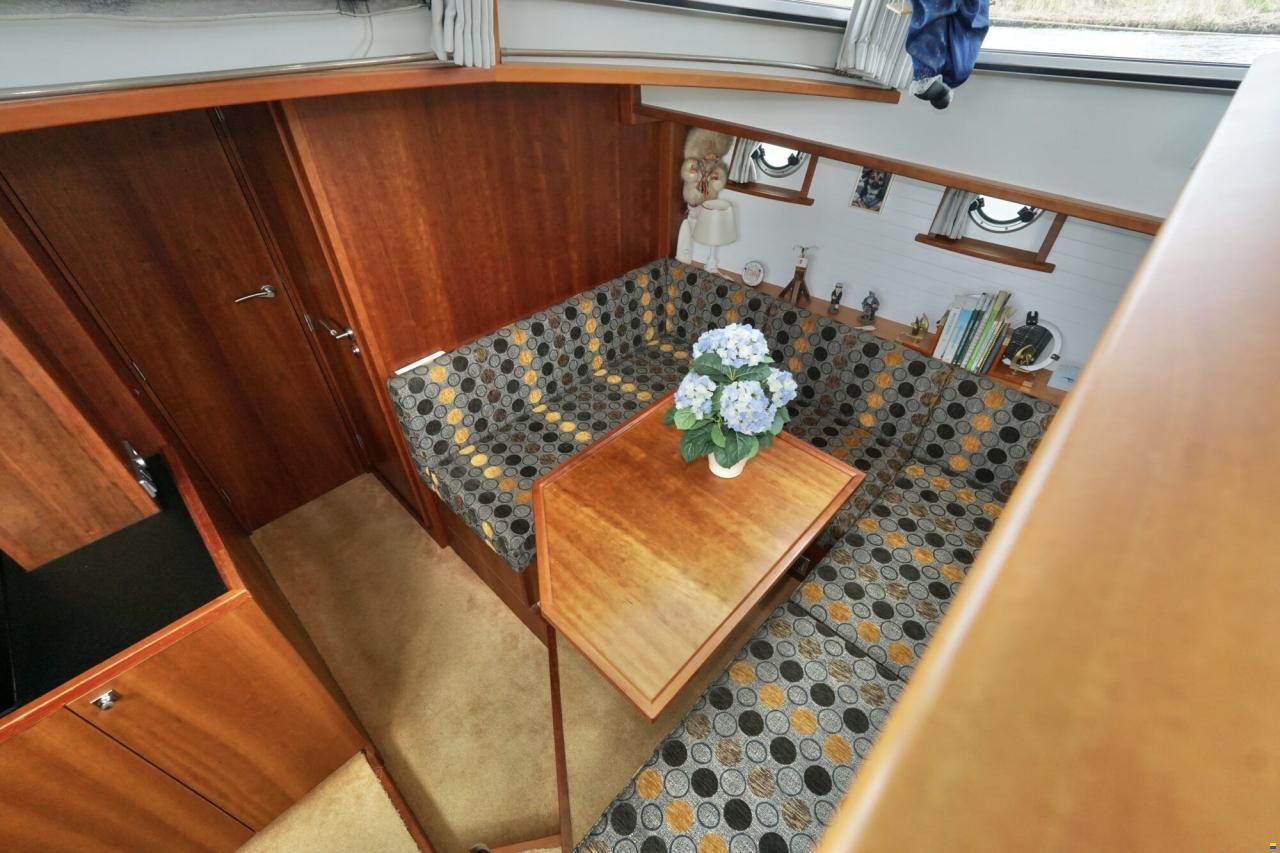 Serious Yachts Gently Low Bridge 45 Sedan